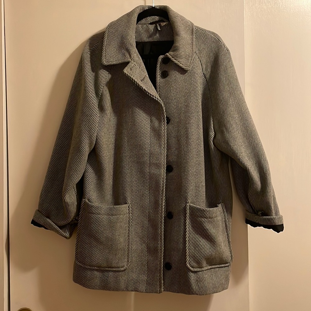 Grey/white striped H&M coat/shaket. Size Medium.